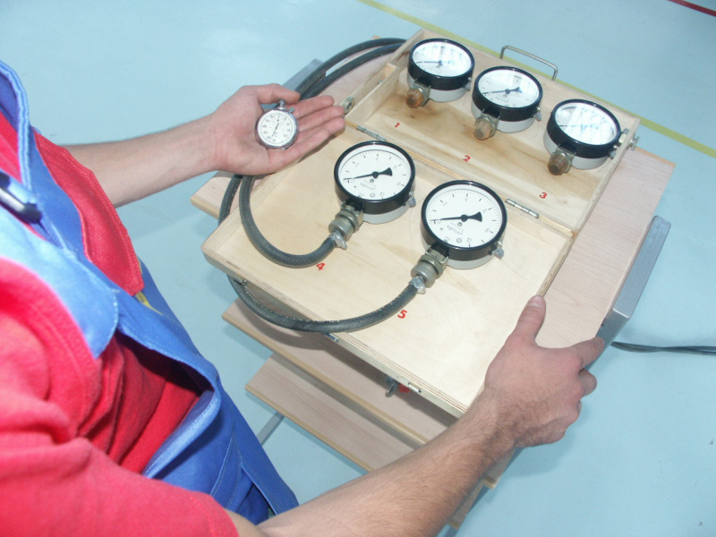 Прибор для проверки пневматического тормозного привода М 100